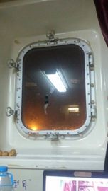Китай Морская скрепленная болтами сталь &amp; кабина Windows заварки, прямоугольное Windows с круглым углом поставщик