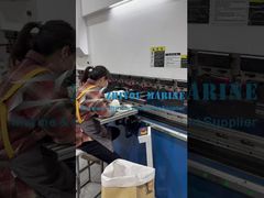 Гибочная машина обрабатывает детали